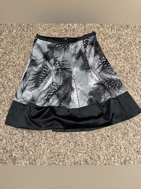 Women's size 6 satin skirt East 5th Black & Gray Feather-Print A-Line Skirt